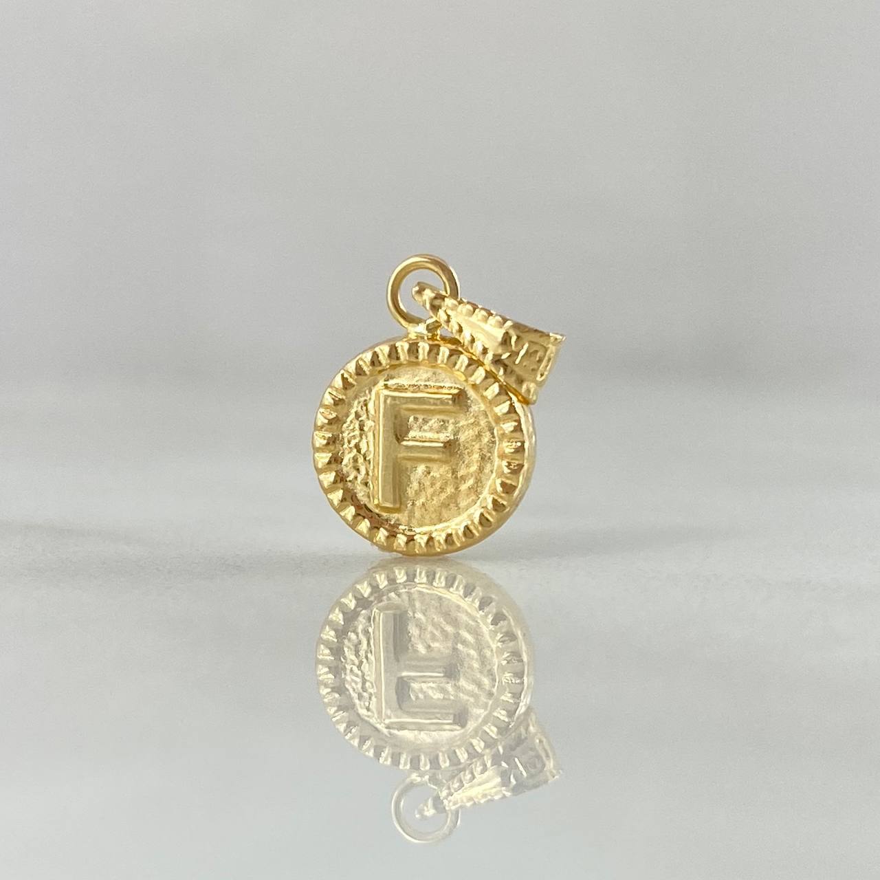 Dije Letra F 0.4gr / 1.4cm / Circulo Texturizado Oro Amarillo 18K *