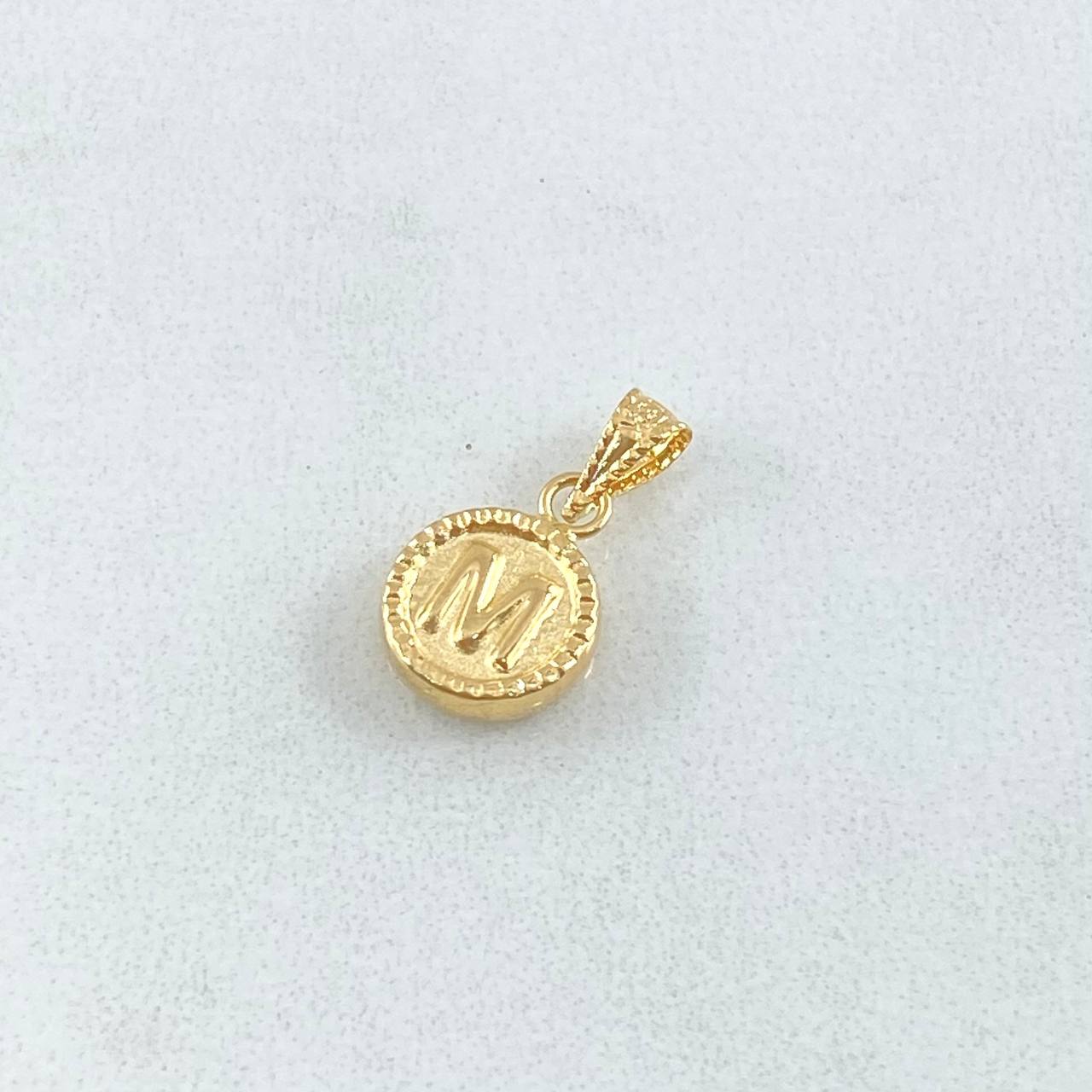 Dije Letra M 0.45gr / 1.4cm / Circulo Cargador Bordeado Oro Amarillo 18K