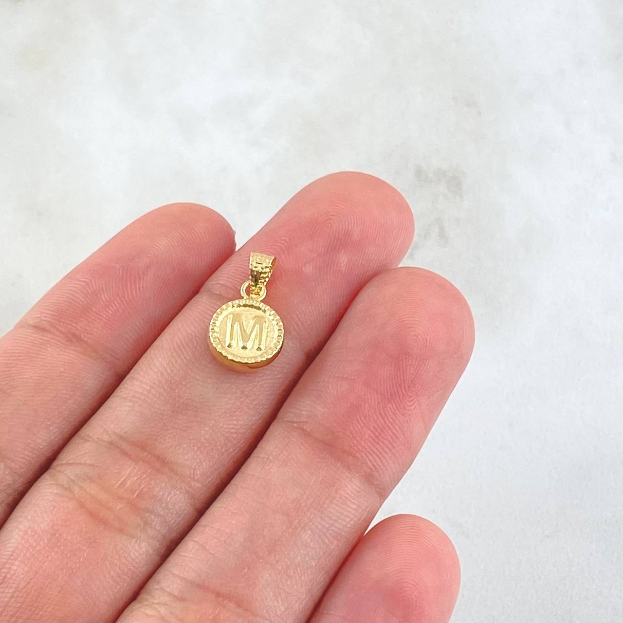 Dije Letra M 0.45gr / 1.5cm-Mate-Bordeado Oro Amarillo 18K ©