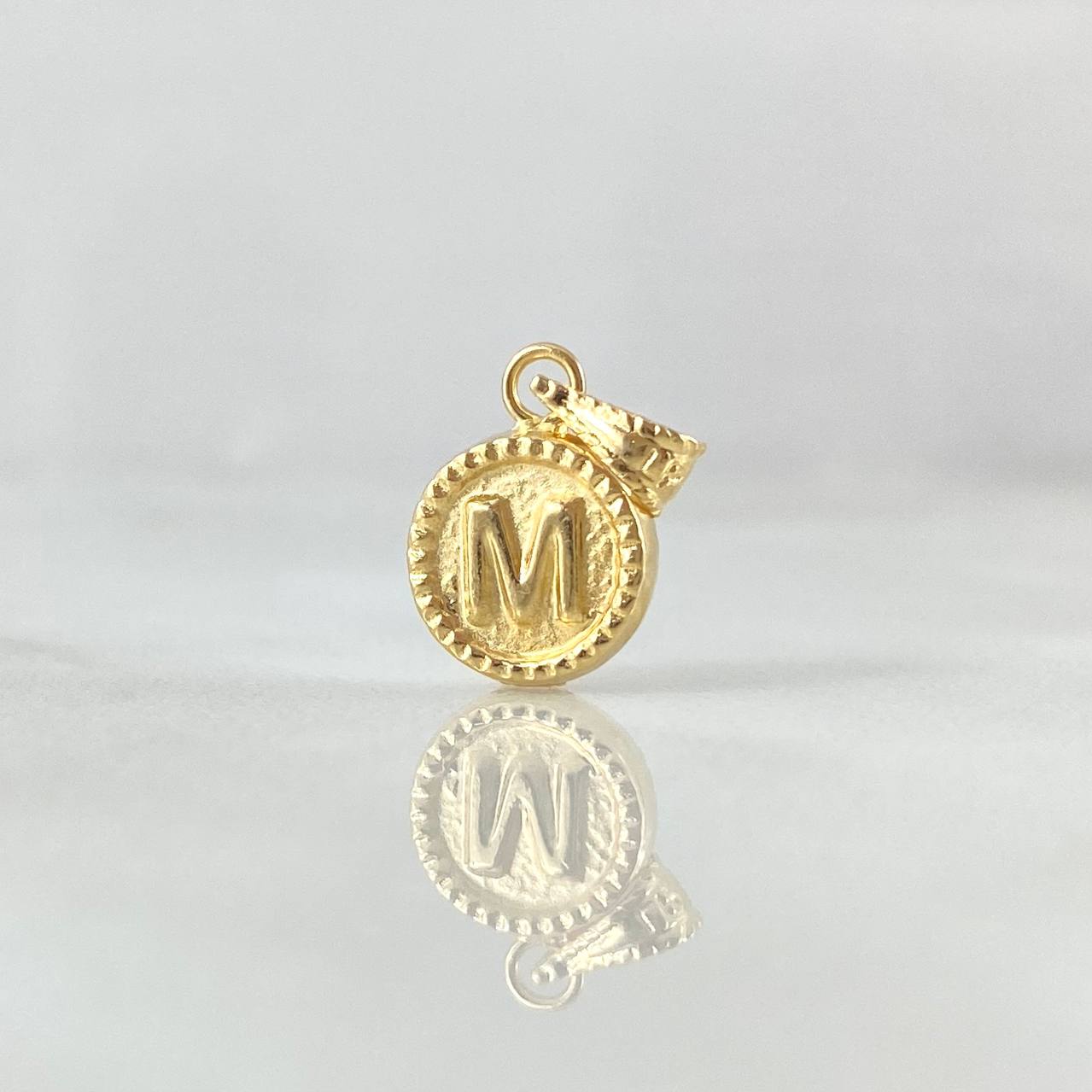 Dije Letra M 0.45gr / 1.4cm / Circulo Cargador Bordeado Oro Amarillo 18K