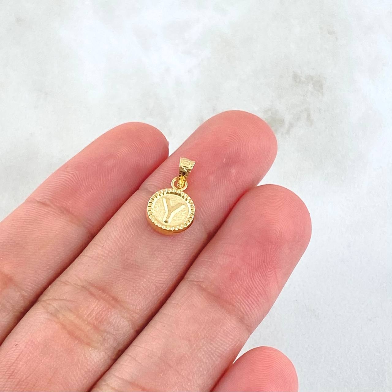 Dije Letra Y 0.4gr / 1.4cm / Circulo Cargador Bordeado Oro Amarillo 18K *