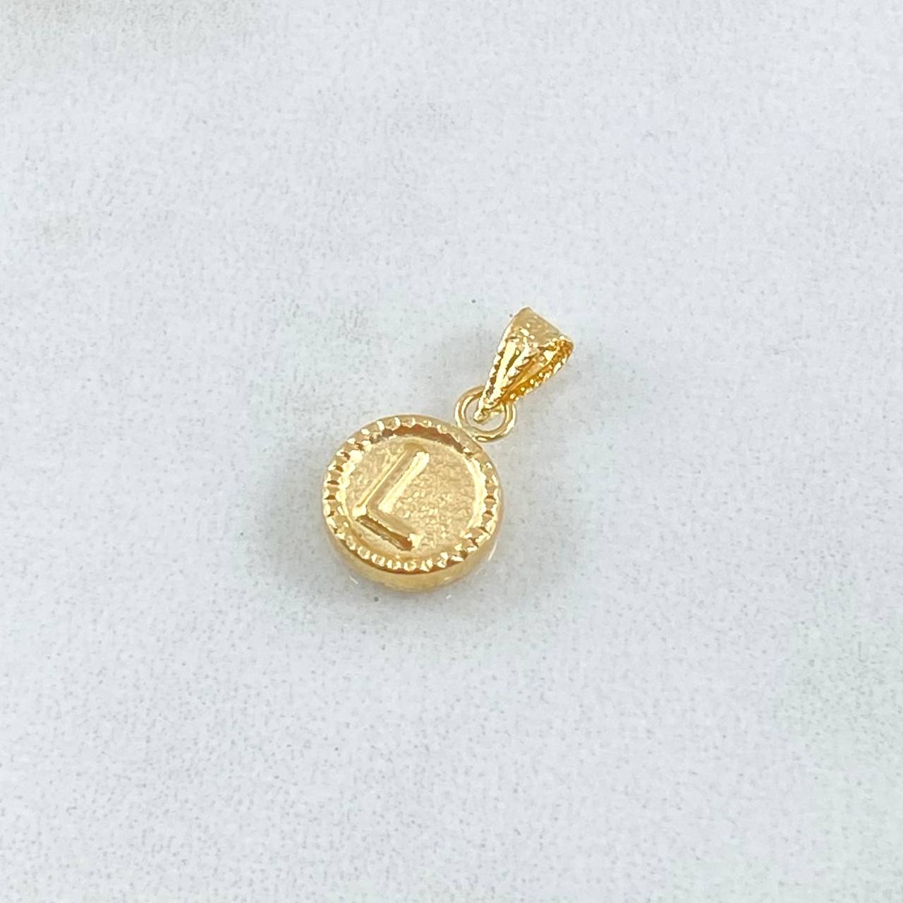 Dije Letra L 0.45gr / 1.5cm-Mate-Bordeado Oro Amarillo 18K ©