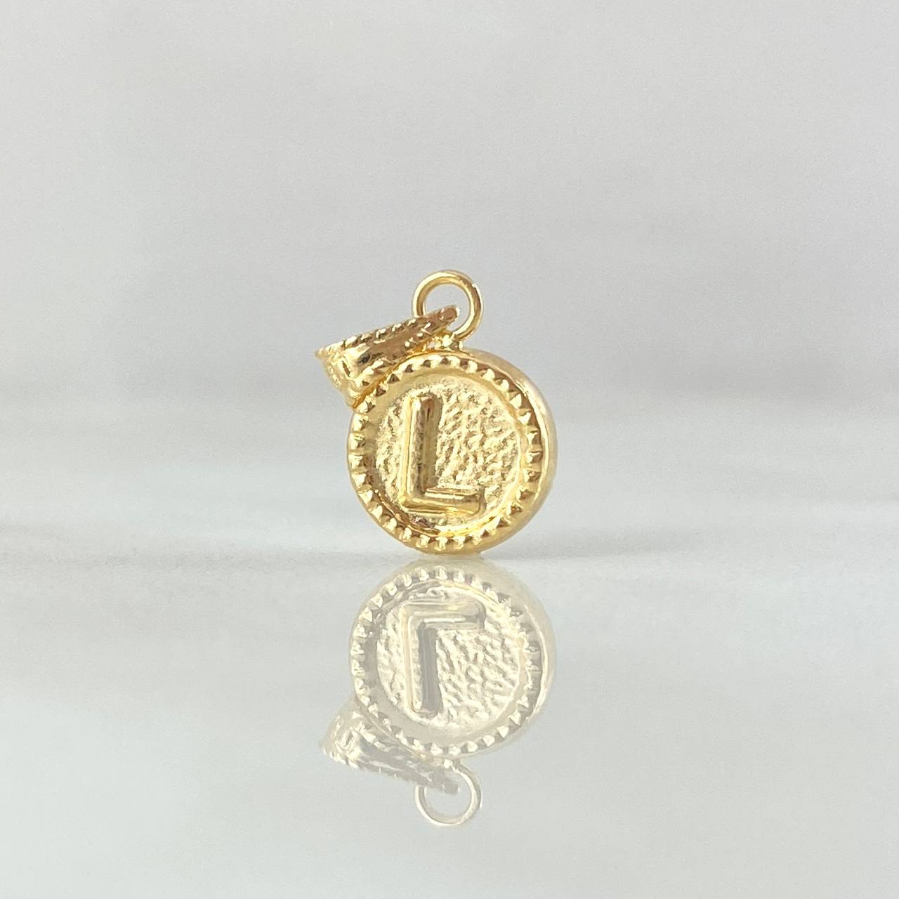 Dije Letra L 0.45gr / 1.5cm-Mate-Bordeado Oro Amarillo 18K ©