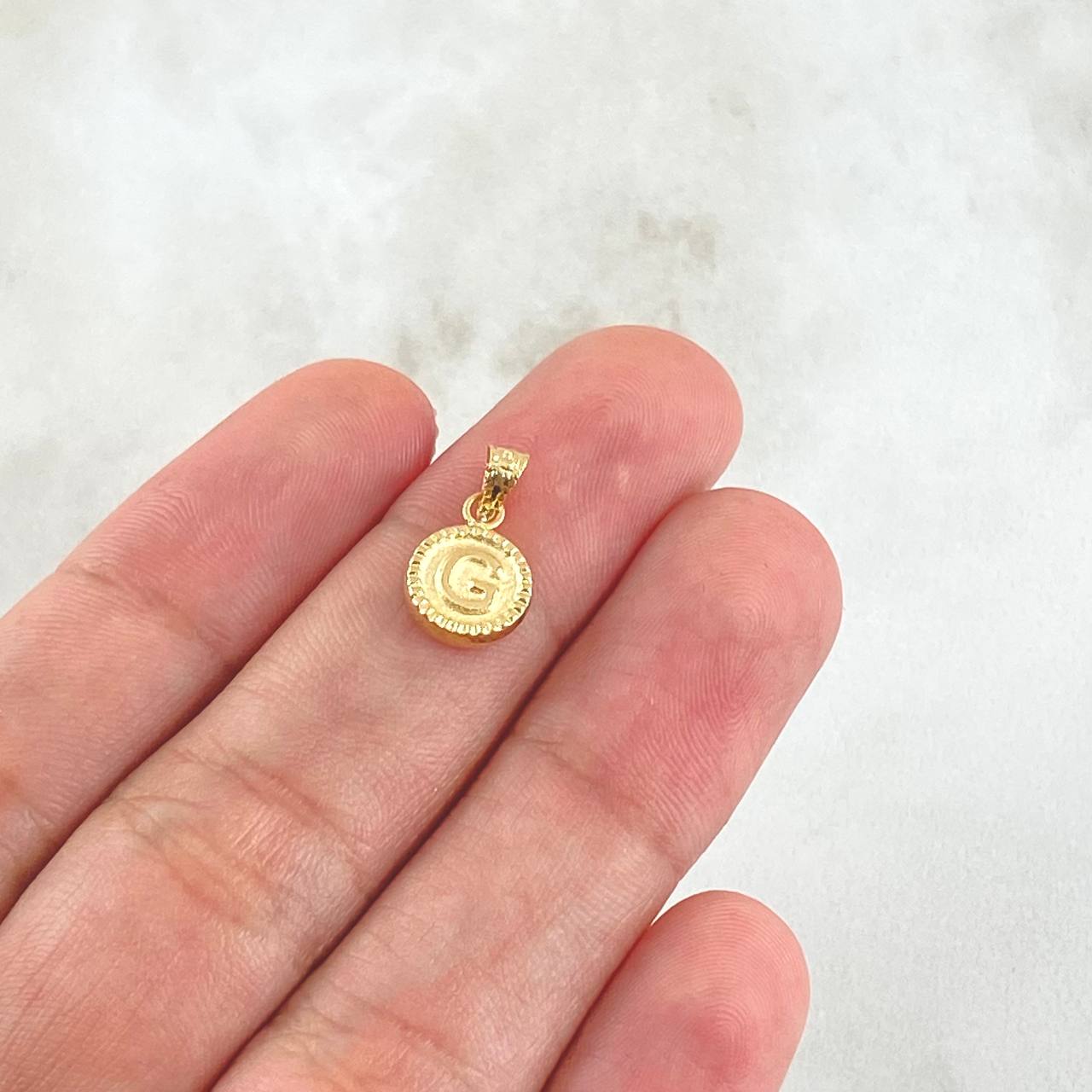 Dije Letra G Marco Bordeado 0.6g / 1.7cm Oro Amarillo 18K