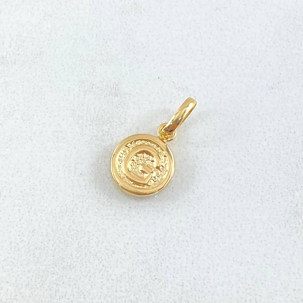 Dije Letra G 0.3gr / 1.5cm-Texturizado Oro Amarillo 18K ©