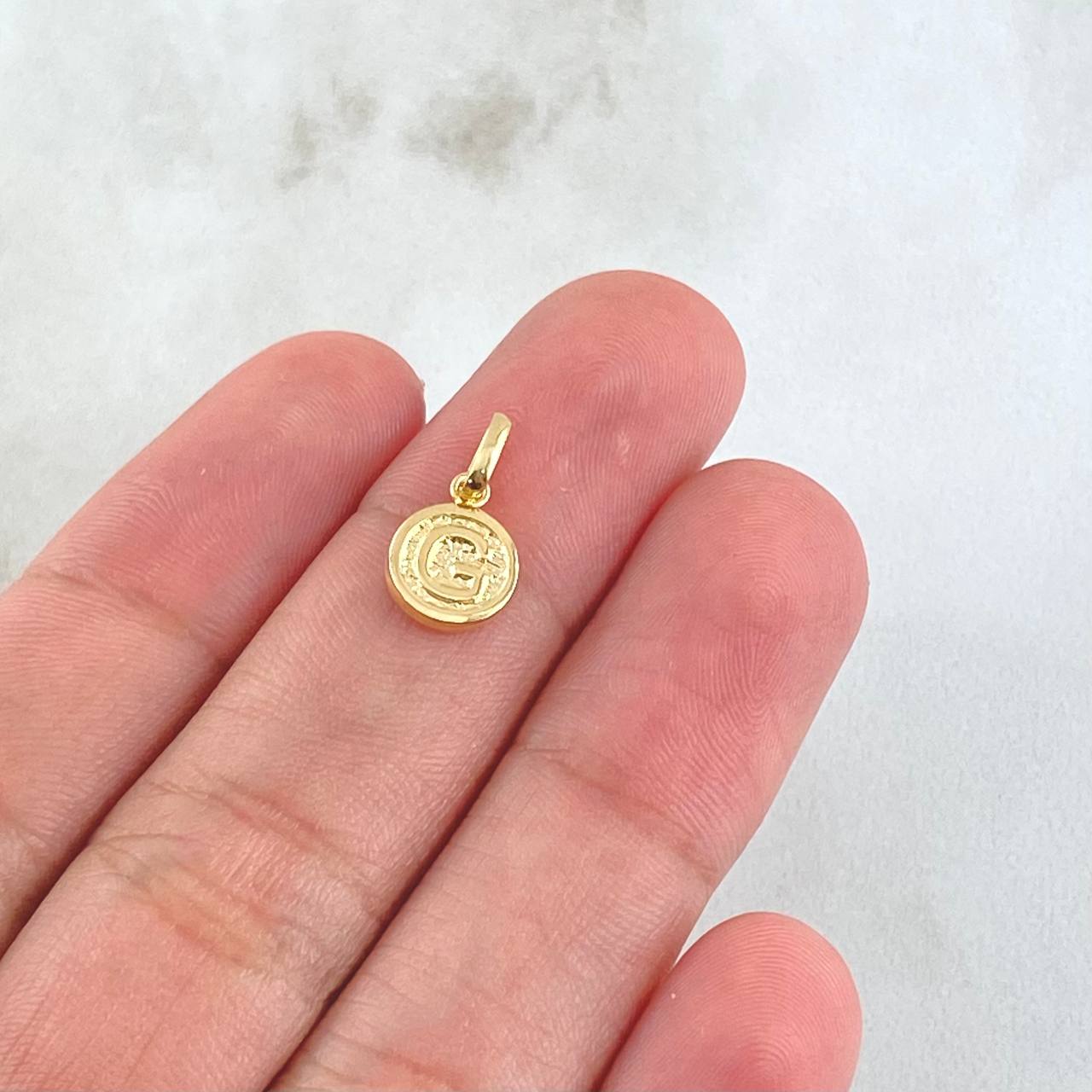 Dije Letra G 0.3gr / 1.5cm-Texturizado Oro Amarillo 18K ©
