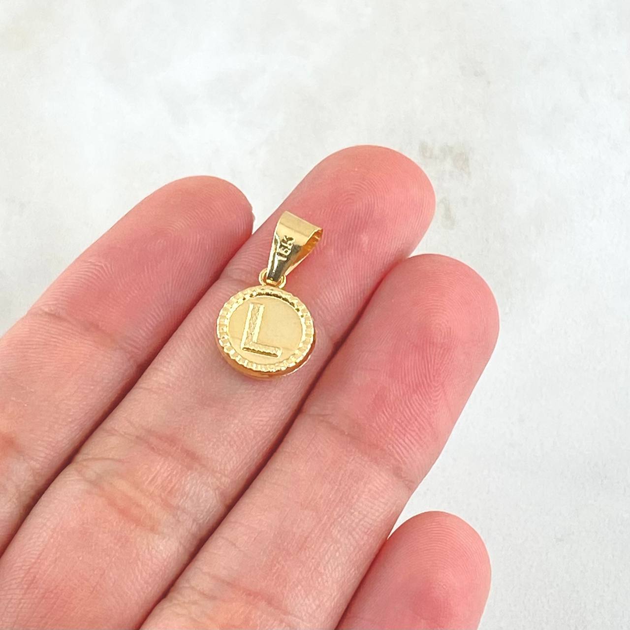 Dije Letra L 0.6gr / 1.7cm-Bordeado Oro Amarillo 18K ©