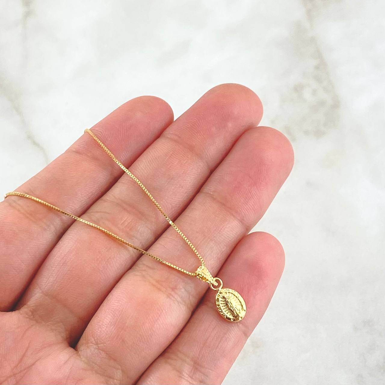 Set Cadena Veneciana 0.85gr / 40cm / 0.5mm + Dije Guadalupe Ovalado 0.35gr / 1.5cm Cargador Bordeado 1.2gr Oro Amarillo 18K (Oferta) *