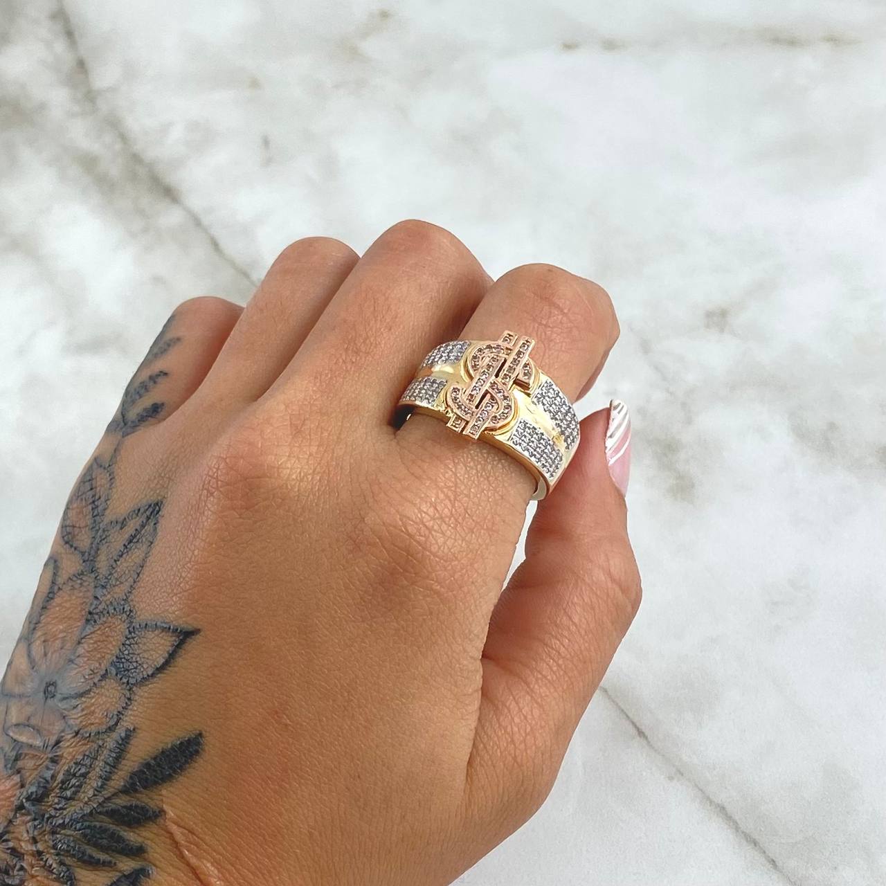 Anillo Signo Dólar 9.8gr / T10 / Circones Blancos Tres Oros 18K