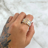 Anillo Signo Dólar 9.8gr / T10 / Circones Blancos Tres Oros 18K