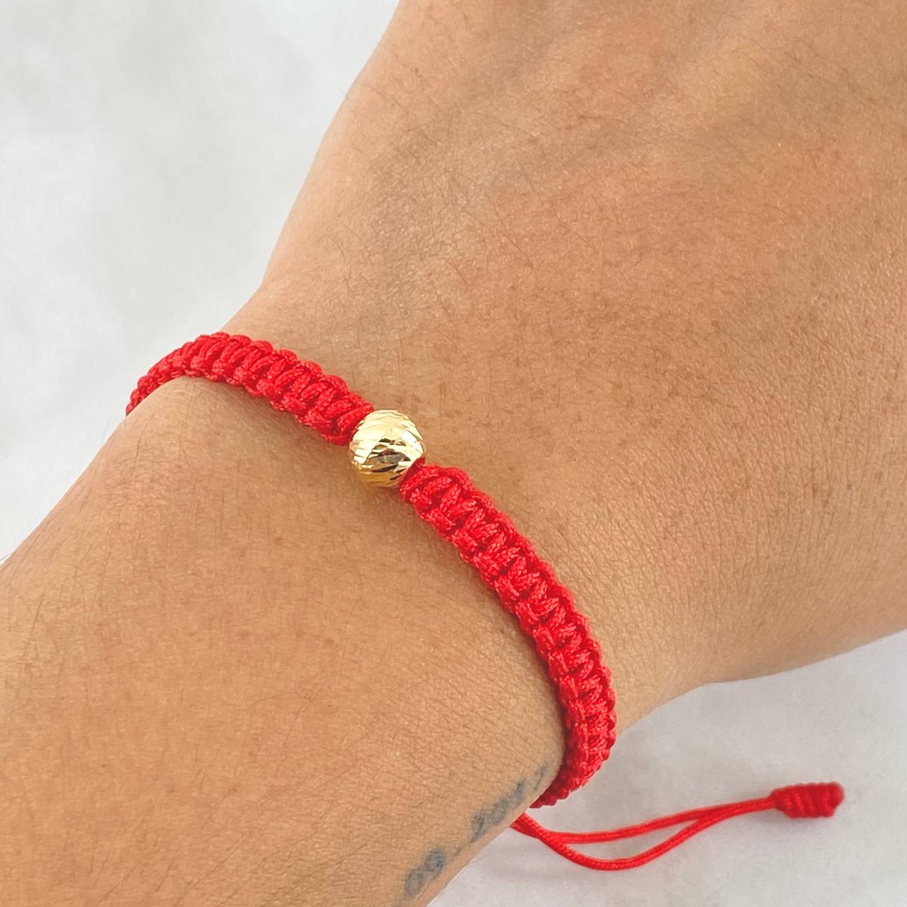 Pulsera Roja Bola Diamantada 0.3gr / 6mm 1 Und Oro Amarillo 18K (A.C)