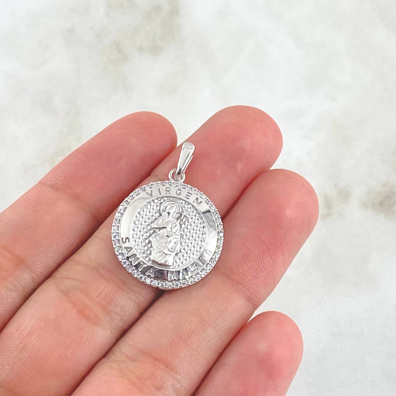 Dije Medalla Virgen María 4.35gr / 2.7cm / Circones Blancos Texturizado Oro Blanco 18K