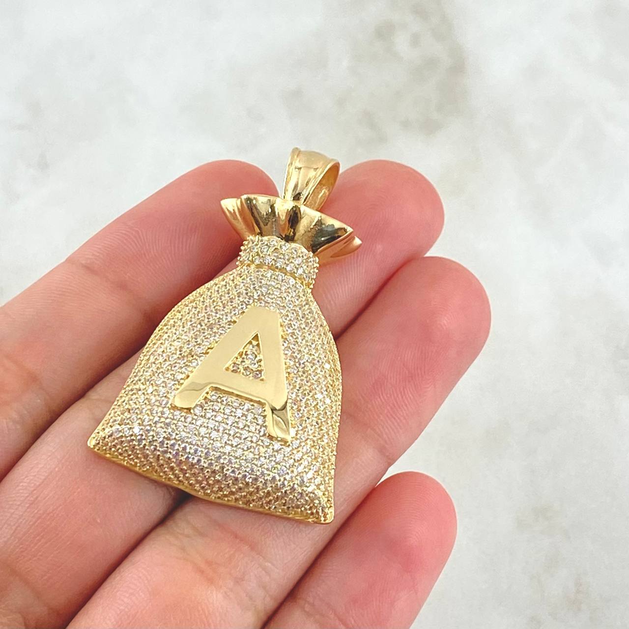 Dije Bolsa Dinero Letra A 13.7gr / 4.4cm / Circones Blancos Oro Amarillo 18K