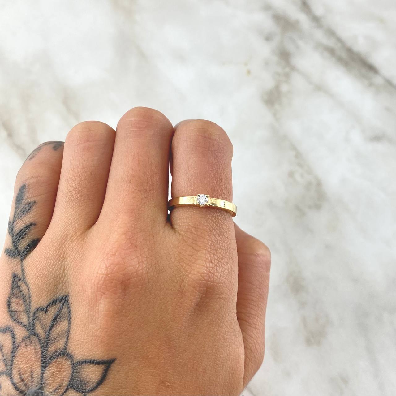 Anillo Solitario Liso Grueso 2.2gr / T6 1/4 / Circon Blanco Oro Amarillo 18K