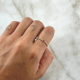 Anillo Solitario Bisel Esferas 1.6gr / T6 1/4 / Circon Fucsia Oro Amarillo 18K *