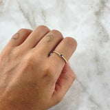 Anillo Solitario Bisel Esferas 1.7gr / T7 3/4 / Circon Azul Rey Oro Amarillo 18K *