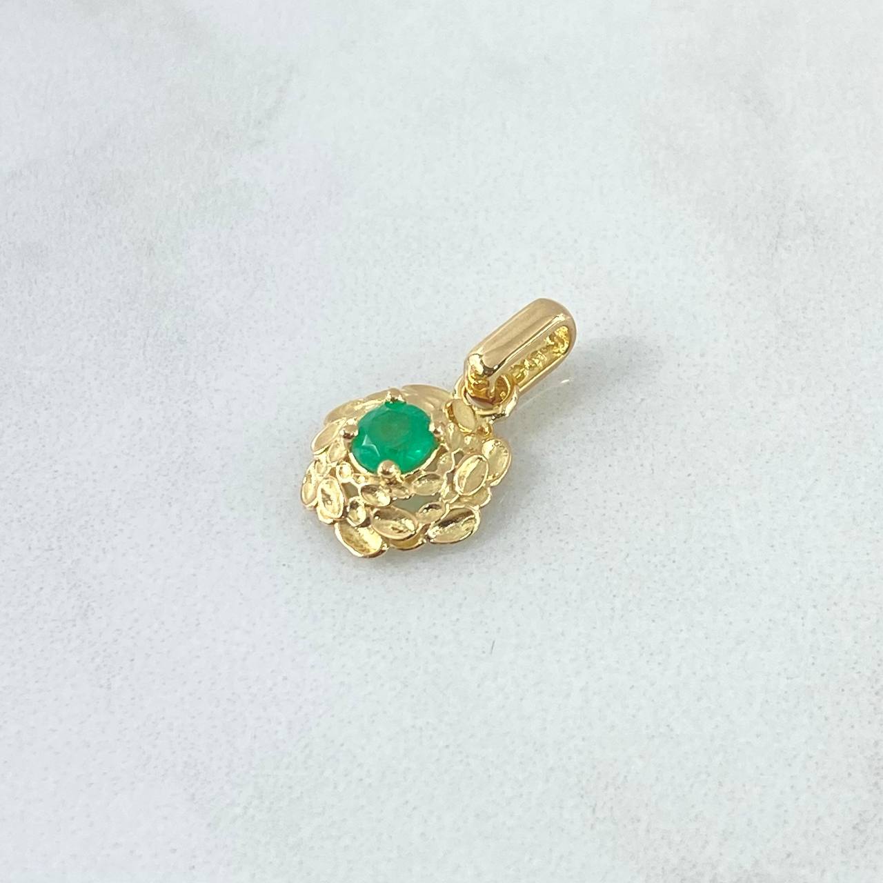 Dije Flor Remolino 1.45gr / 2cm / Esmeraldas 31 Pts Oro Amarillo 18K (Joya)