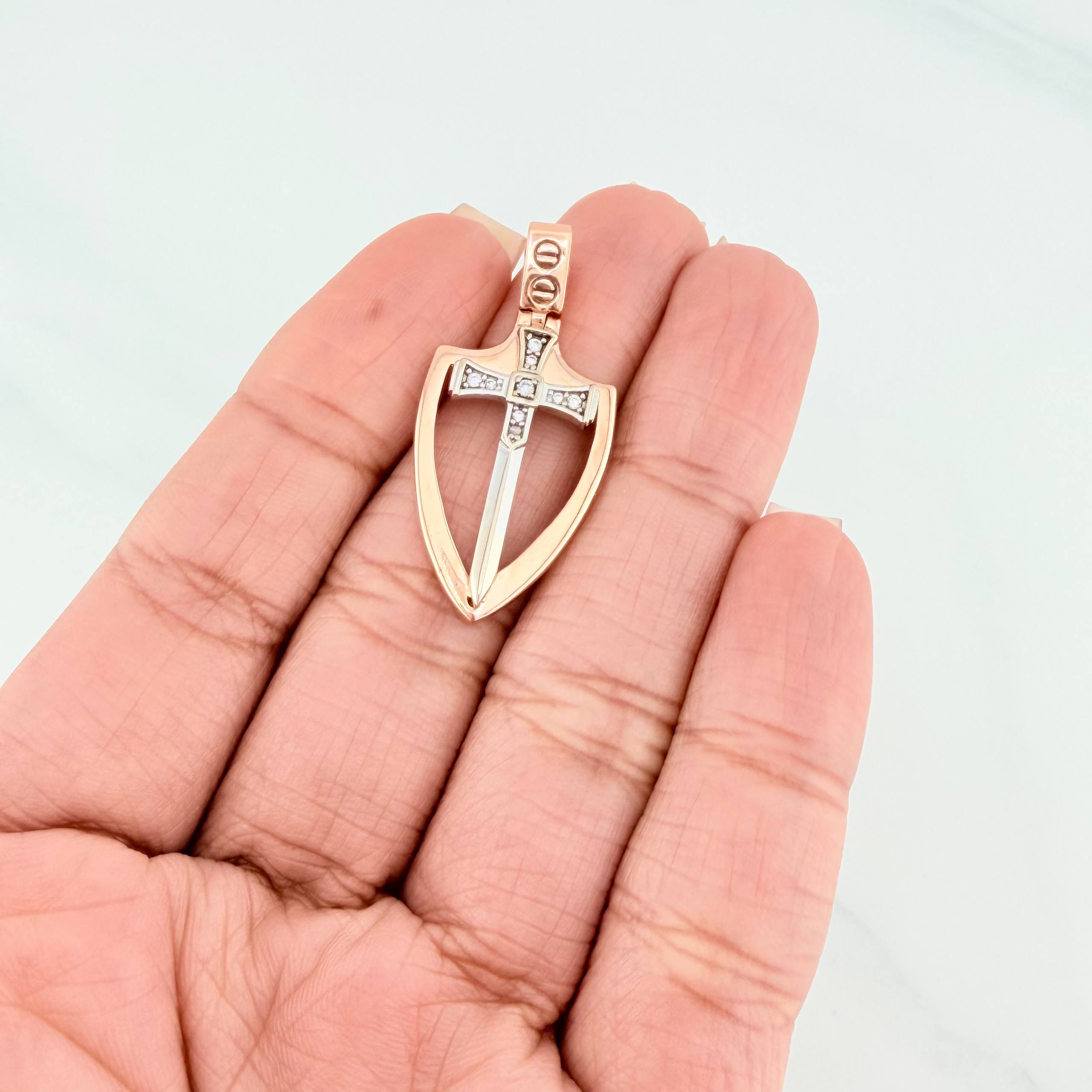 Dije Espada Escudo 3.15 g / 3 cm Dos Oros Blanco Rosa 18K