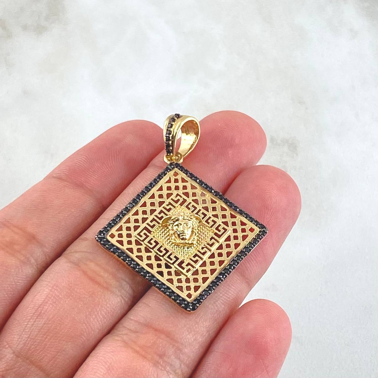 Dije Medusa Tribal 5.2gr / 4.2cm / Oro Amarillo 18K *