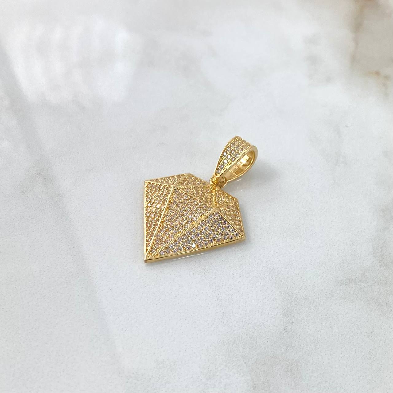 Dije Silueta Diamante 5.7gr / 3.7cm / Circones Blancos Oro Amarillo 18K ©