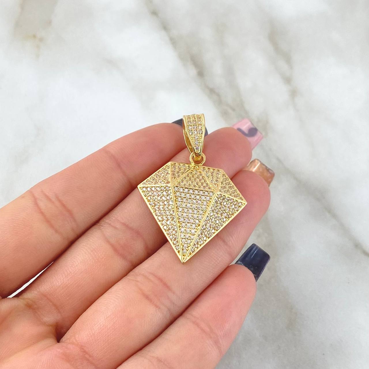 Dije Silueta Diamante 5.7gr / 3.7cm / Circones Blancos Oro Amarillo 18K ©