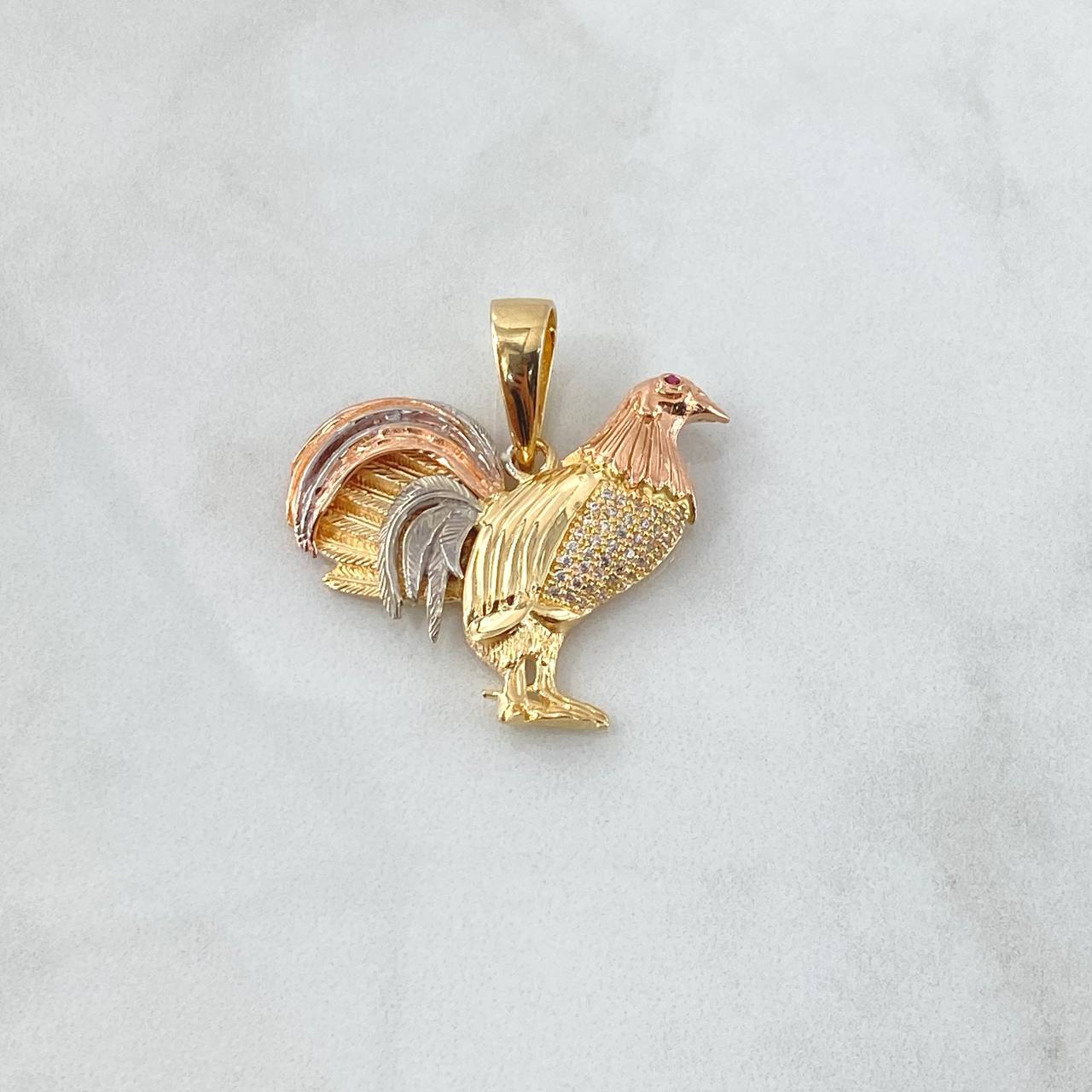Dije Gallo Fino 10.7gr / 3.5cm / Circones Blancos Fucsia Tres Oros 18K ©
