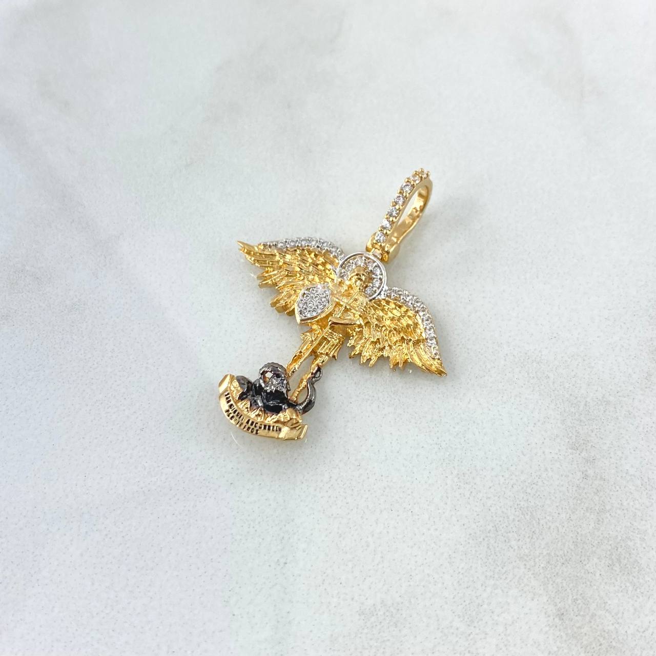 Dije San Miguel Arcángel De 4.4gr / 3.2cm / Circones Blancos Y Negros Oro Oro Amarillo 18K