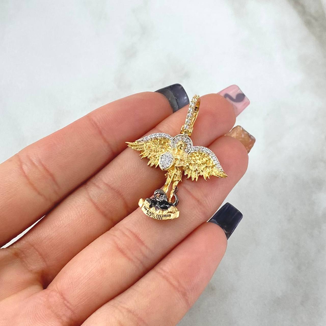 Dije San Miguel Arcángel De 4.8gr / 3.2cm / Circones Blancos Y Negros Oro Amarillo 18K ©