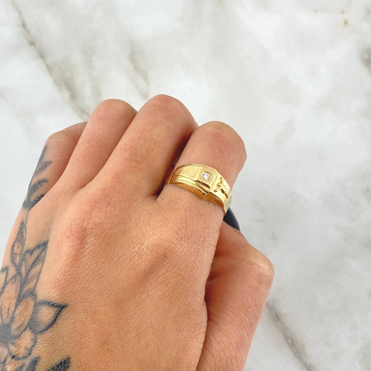 Anillo Sello Cristo Punta Rayada 2.45gr / T8 3/4 / Circon Blanco Oro Amarillo 18K ©