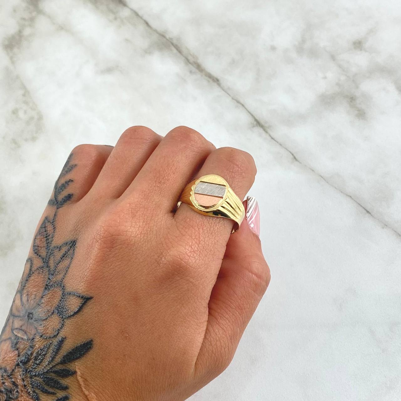 Anillo Sello Ovalo 4.7gr / T10 3/4 / Texturizado Tres Oros 18K