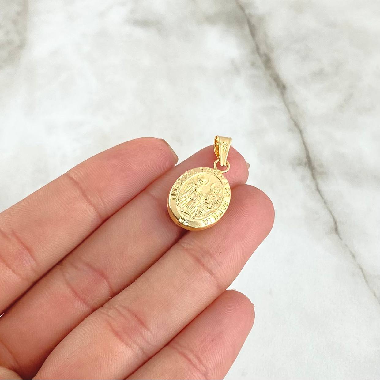 Dije Sagrada Familia 0.9gr / 2.4cm / Ovalo Mate Troquelado Oro Amarillo 18K ©