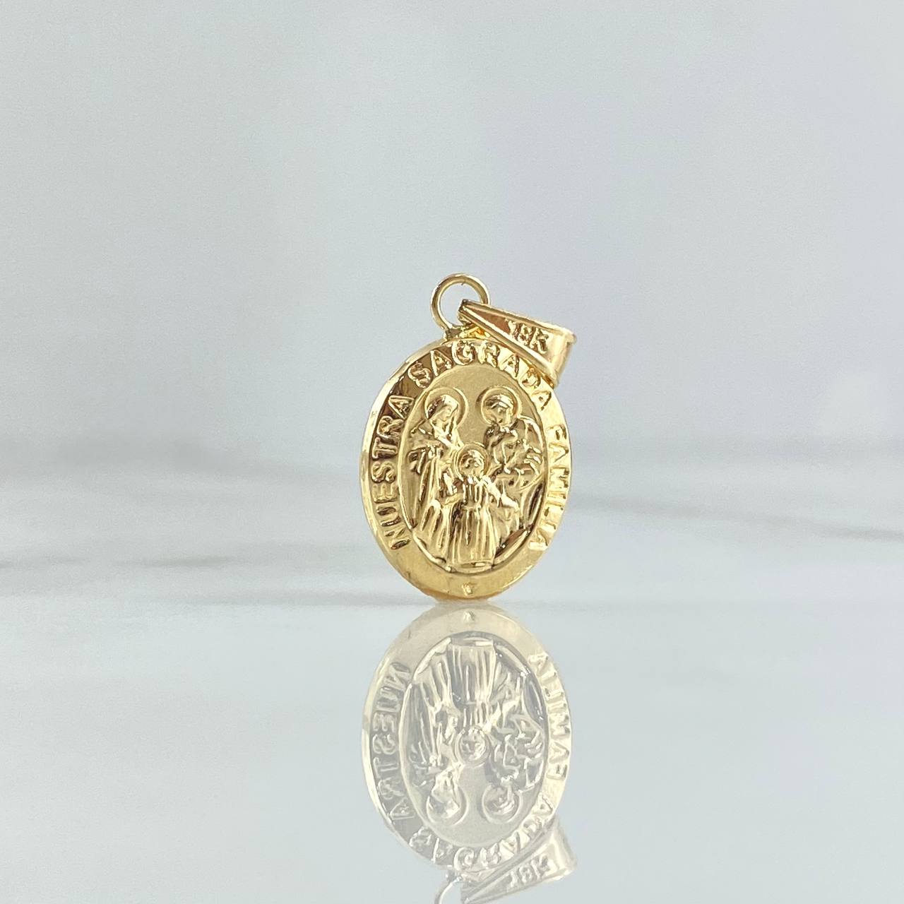Dije Sagrada Familia 0.9gr / 2.4cm / Ovalo Mate Troquelado Oro Amarillo 18K ©