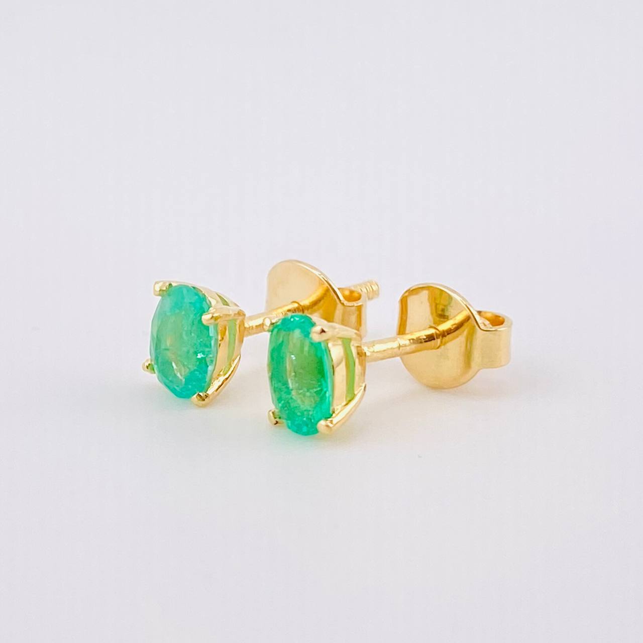 Topos Chispa Ovalo Esmeraldas 60pts 1.2gr / 5mm Oro Amarillo 18K ©