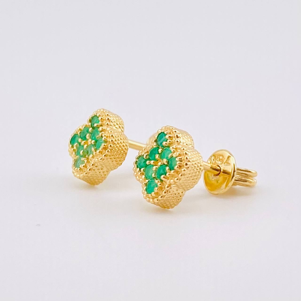 Topos Flor Trebol Texturizado Esmeraldas 25pts 2.4gr / 7mm Oro Amarillo 18K ©