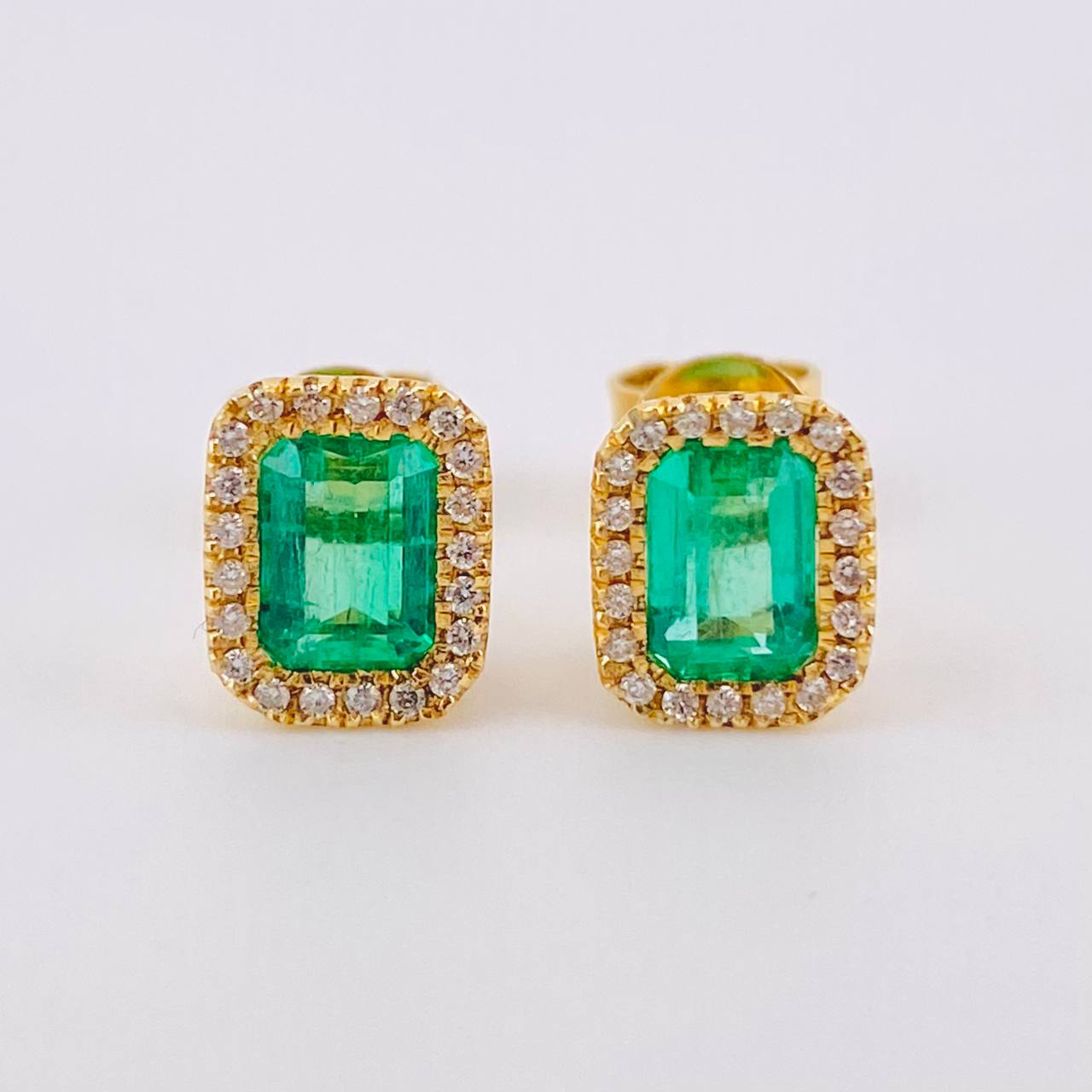 Topos Halo Rectangular Esmeraldas 1.2 Qts Diamantes 42pts 3.6gr / 0.9cm / Oro Amarillo 18K ©