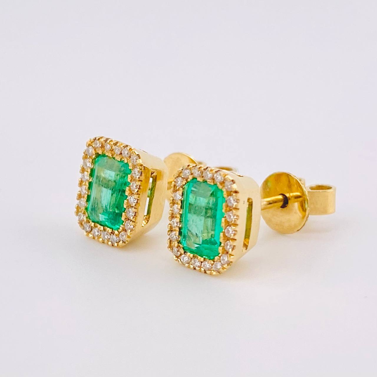 Topos Halo Rectangular Esmeraldas 1.2 Qts Diamantes 42pts 3.6gr / 0.9cm / Oro Amarillo 18K ©