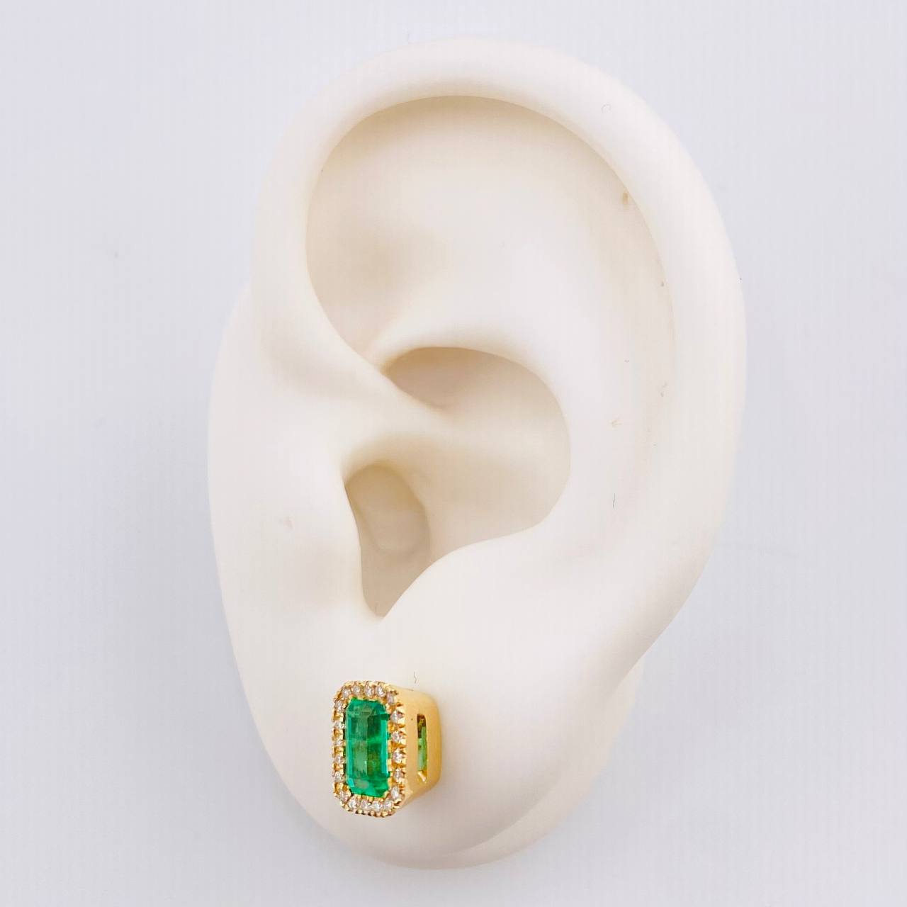 Topos Halo Rectangular Esmeraldas 1.2 Qts Diamantes 42pts 3.6gr / 0.9cm / Oro Amarillo 18K ©