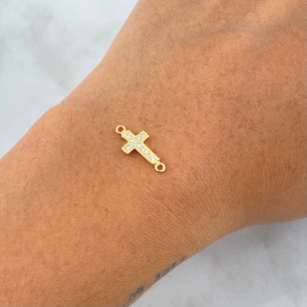 Herraje Cruz Basteada 0.5gr / 1.6cm / Circones Blancos Oro Amarillo 18K