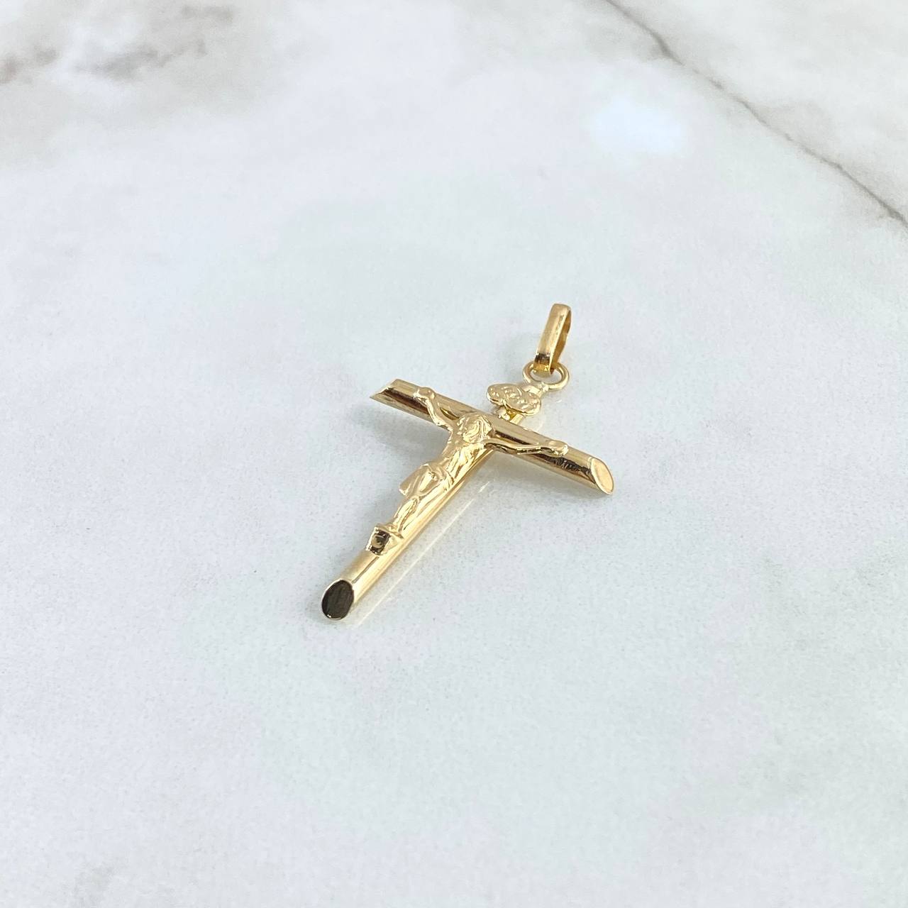 Dije Cruz Cristo Puntas Planas 1.2gr / 3.6cm / Troquelado Oro Amarillo 18K