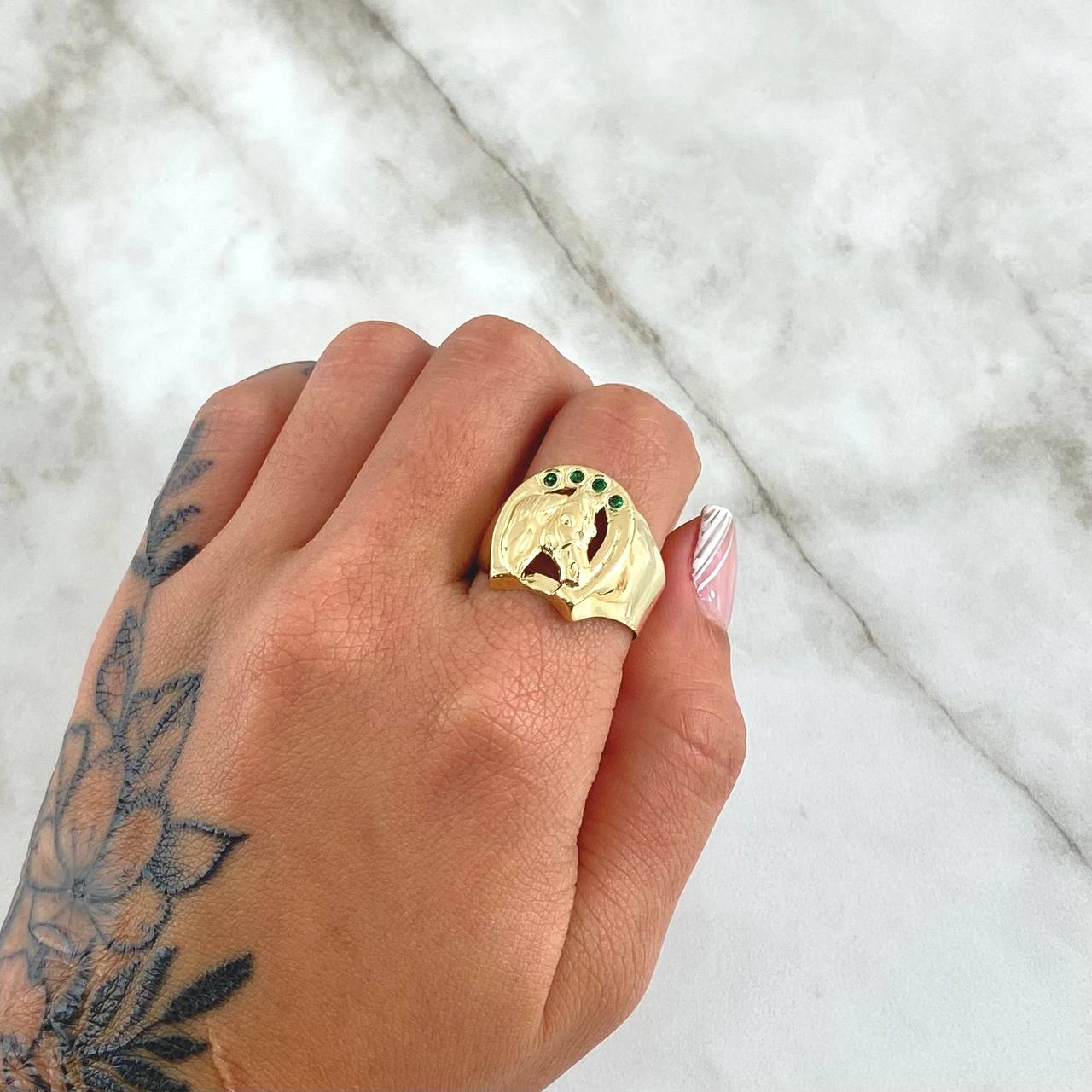 Anillo Herradura Caballo 3.25gr / T8 1/2 / Circones Verdes Oro Amarillo 18K ©