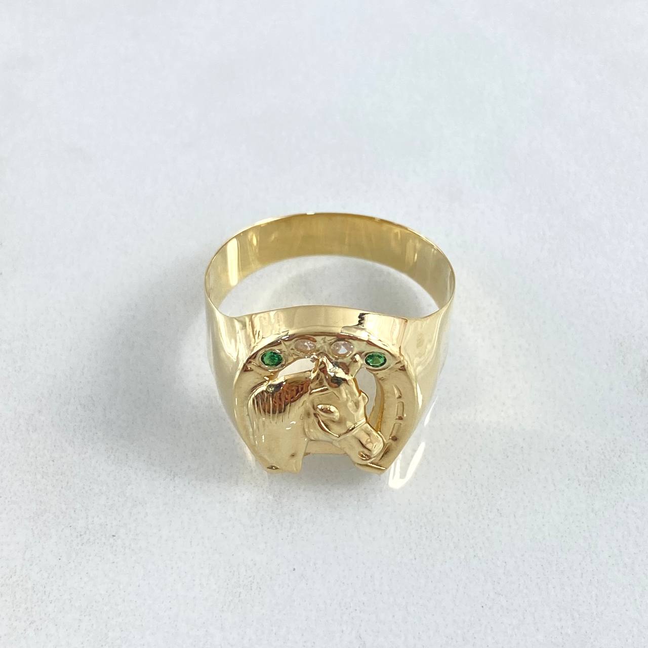 Anillo Herradura Caballo 3.4gr / T10 1/4 / Circones Blancos - Verdes Oro Amarillo 18K ©