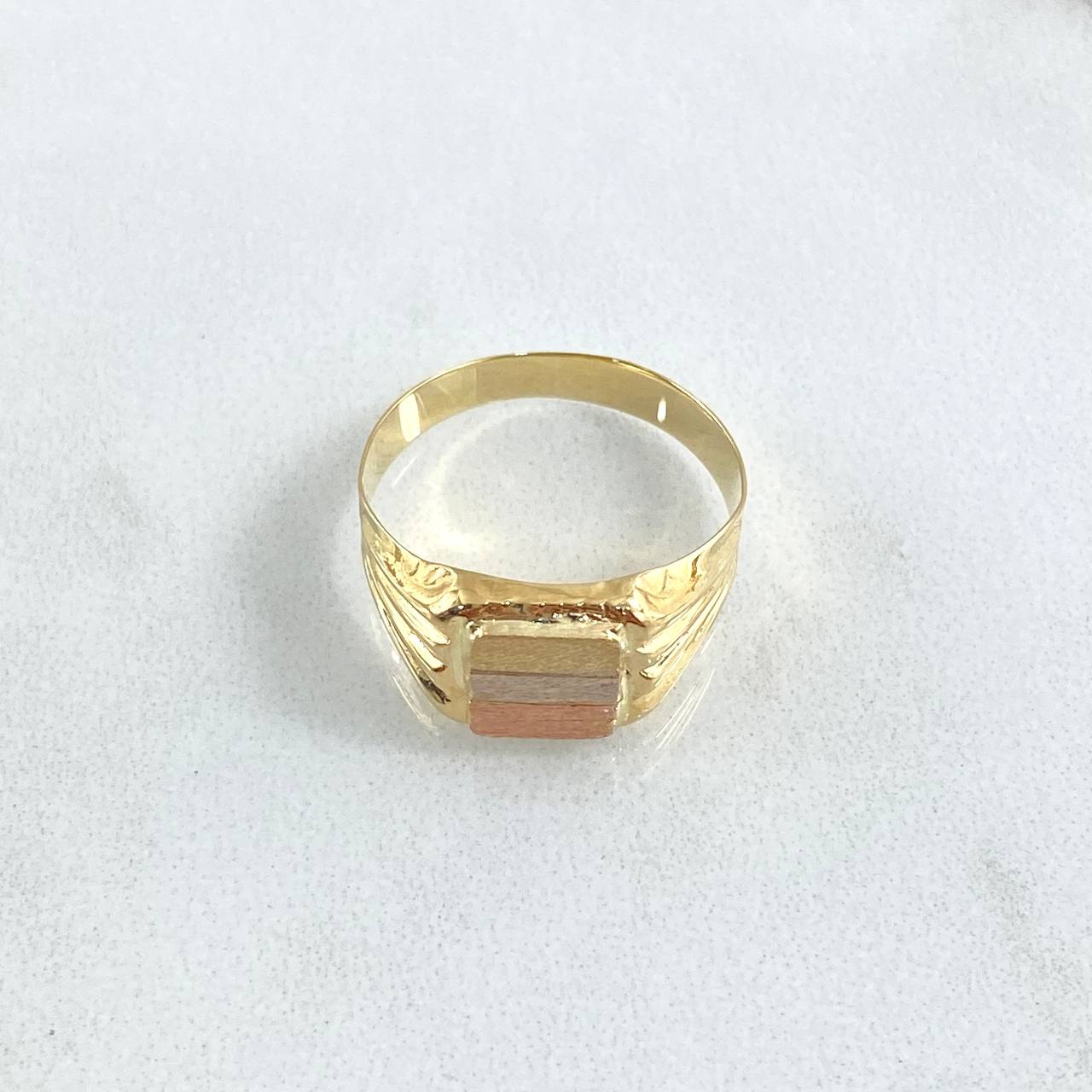 Anillo Sello Cuadrado 1.5gr / T6 1/4 / Rayas Laterales Tres Oros 18K