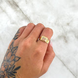 Anillo Sello Cuadrado 1.5gr / T6 1/4 / Rayas Laterales Tres Oros 18K