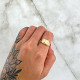 Anillo Sello Buho Mate 1.35gr / T6 / Rayas Laterales Oro Amarillo 18K ©