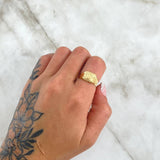 Anillo Sello Corona Mate 1.55gr / T5 1/2 / Rayas Laterales Oro Amarillo 18K ©