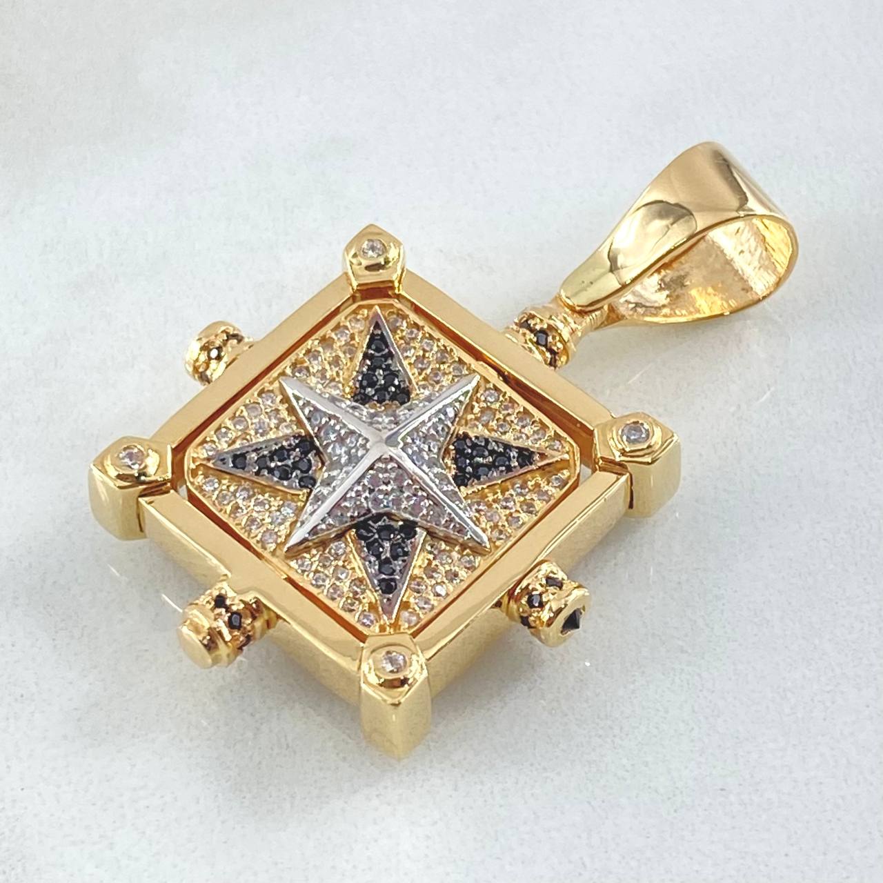 Dije Placa Brujula 20.95gr / 4.5cm / Oro Amarillo 18K ©