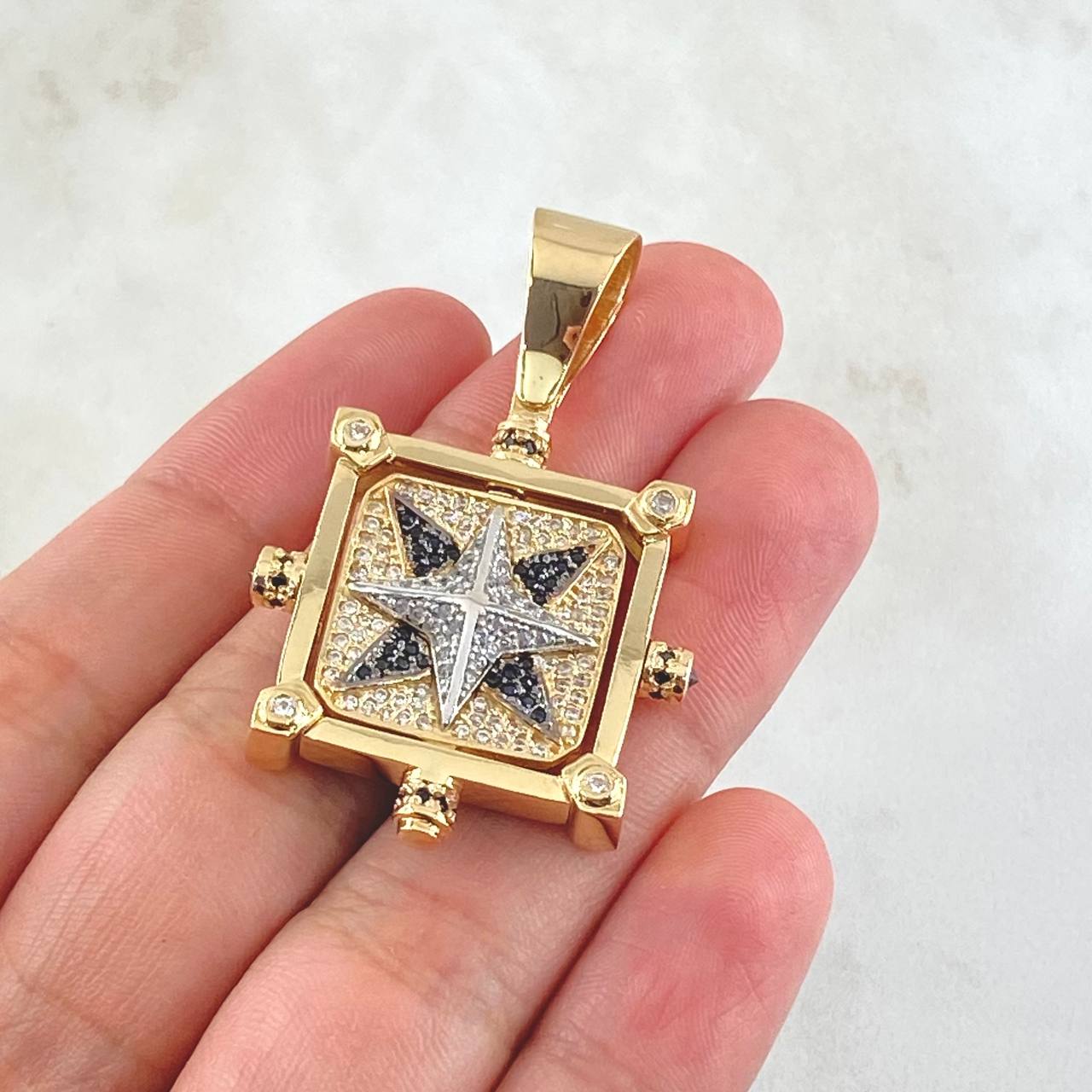 Dije Placa Brujula 20.95gr / 4.5cm / Oro Amarillo 18K ©