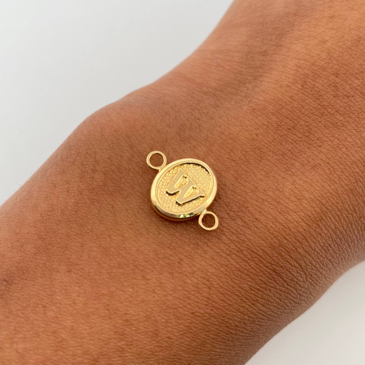 Herraje Letra W 0.4gr / 1.5cm / Oro Amarillo 18K &