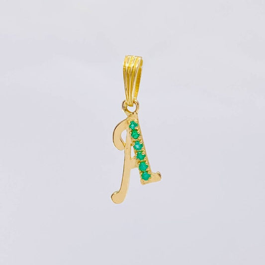 Dije Letra A Cursiva Esmeraldas 9Pts 0.8 g / 3.1 cm Oro Amarillo 18K