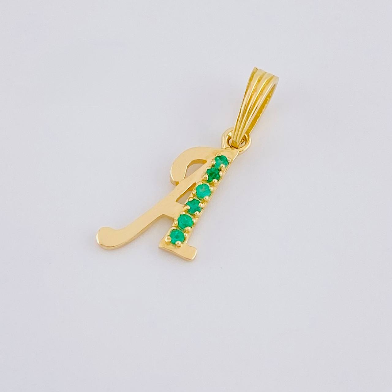 Dije Letra A Cursiva Esmeraldas 9Pts 0.8 g / 3.1 cm Oro Amarillo 18K